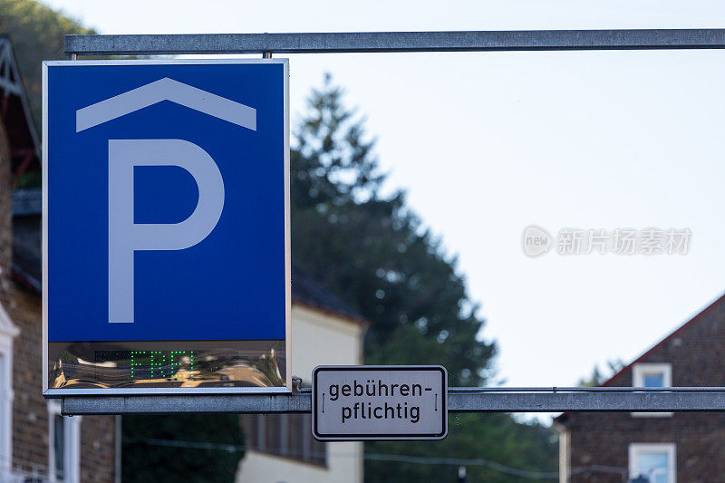 Verkehrschild, Hinweischild mit Aufschrift parking frei / verkeerboard，信息dertekenen met inscriptie。